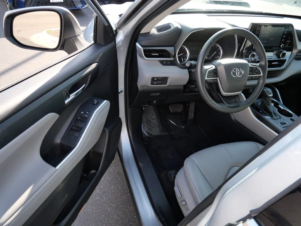 Used 2022 Silver Toyota XLE image 10