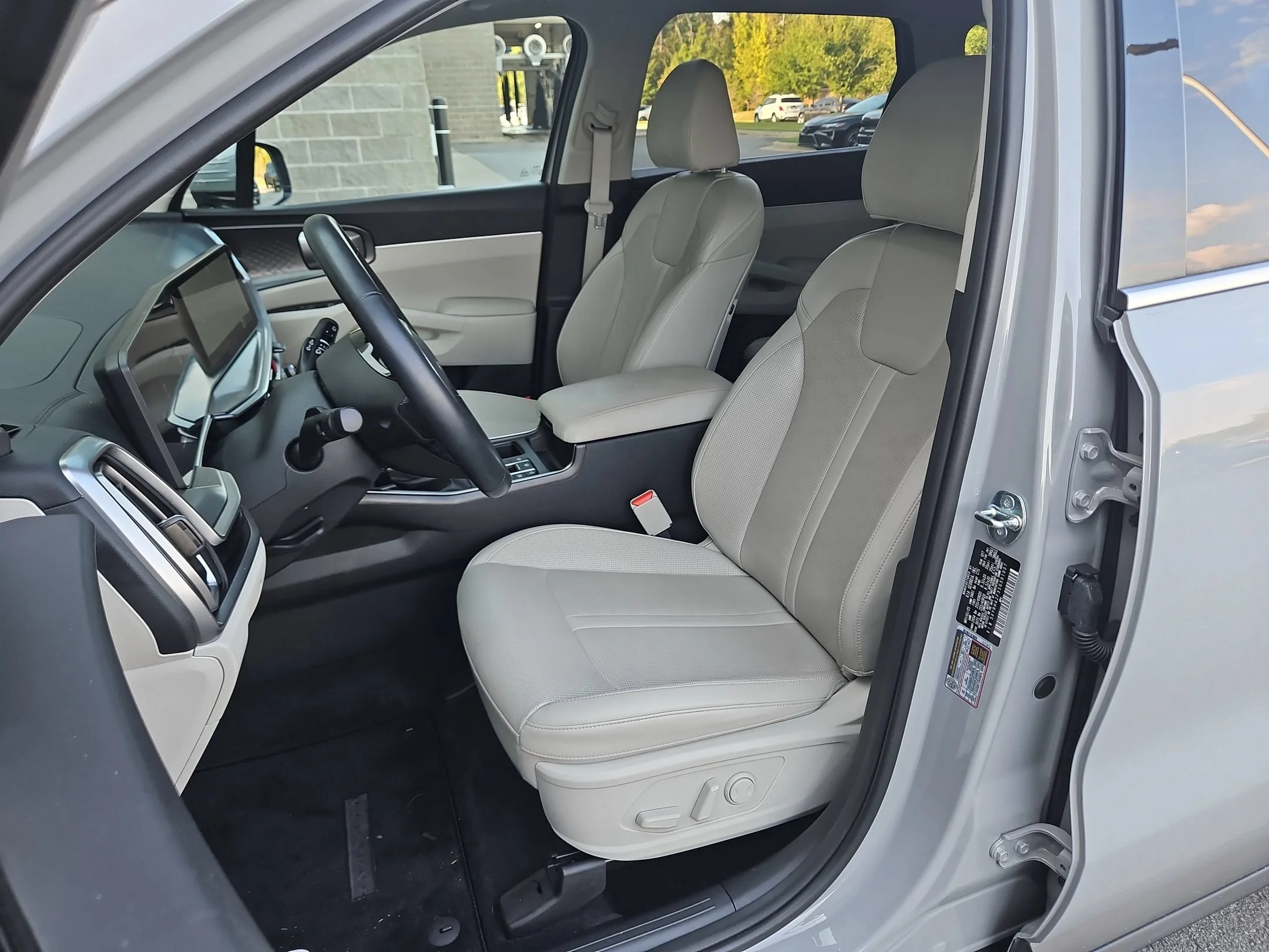 Used 2025 Wolf Gray Kia EX image 24