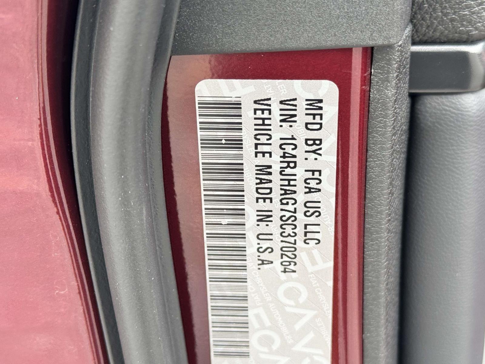 New 2025 Velvet Red Pearl-Coat Exterior Paint Jeep Altitude image 25