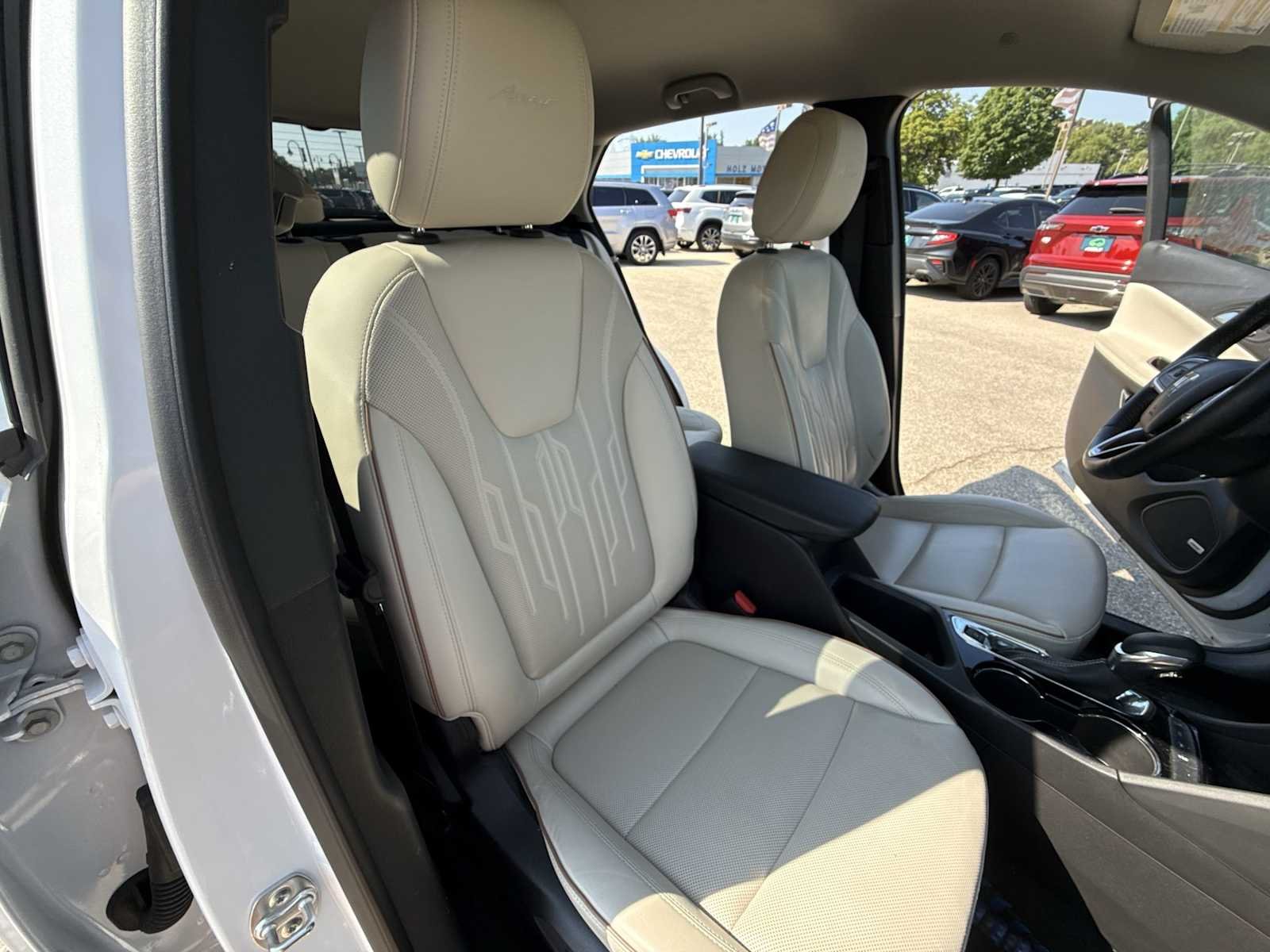 Certified Used 2025 White Frost Tricoat Buick Avenir image 27