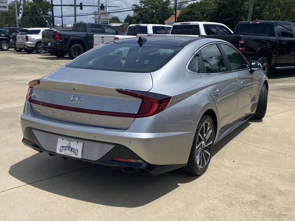 Used 2021 Silver Hyundai Limited image 9