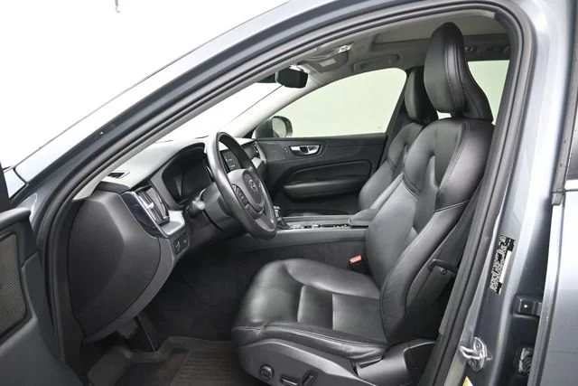 Used 2019 Grey Volvo Momentum image 9
