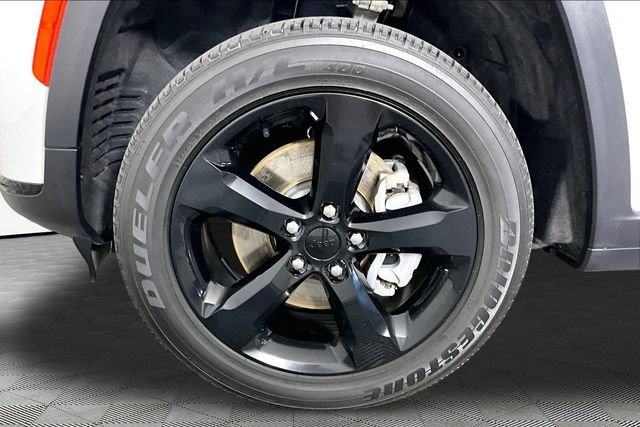 Used 2023 White Jeep Altitude image 33