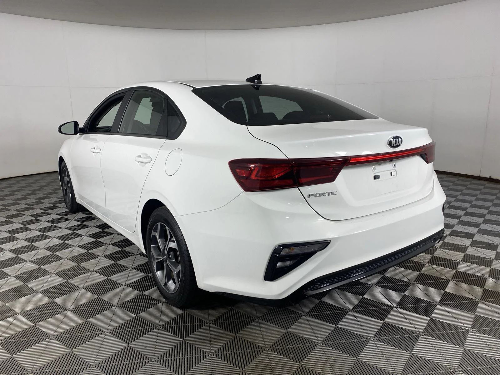 Used 2020 Clear White Kia LXS image 5