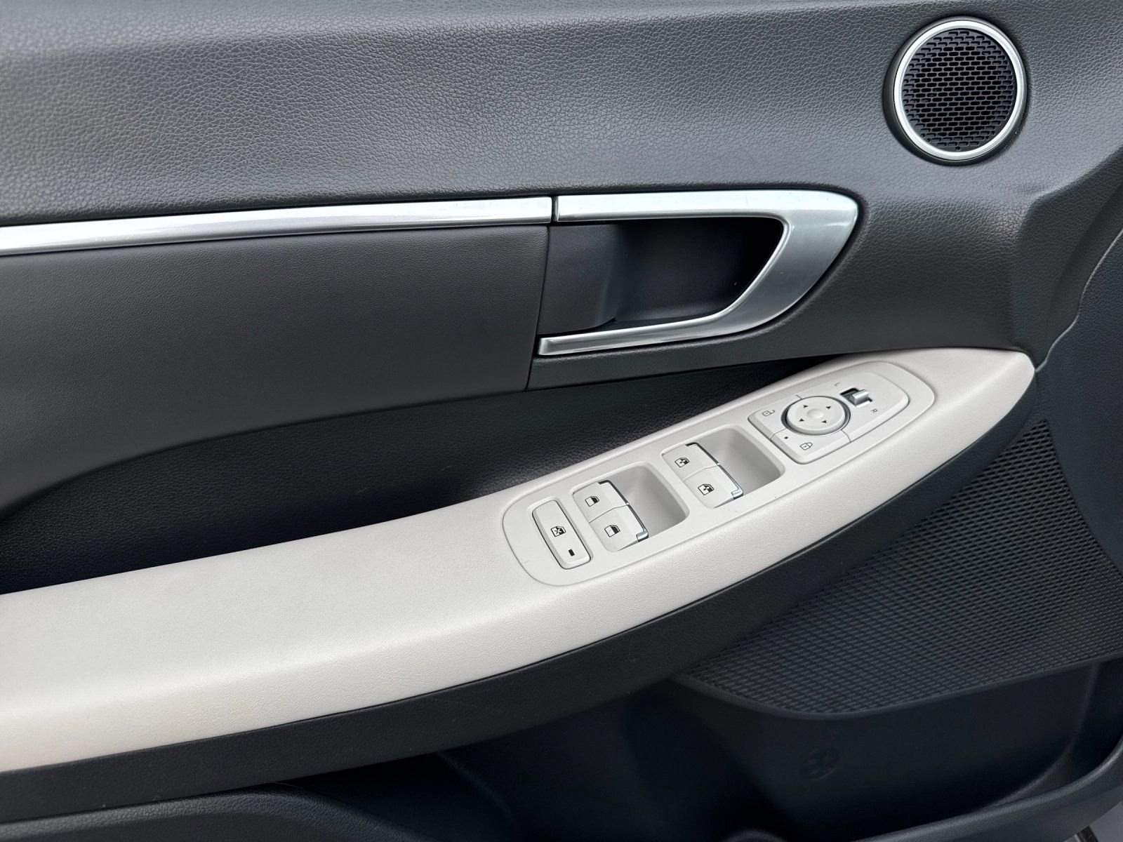 Used 2023 Silver Hyundai SEL image 10