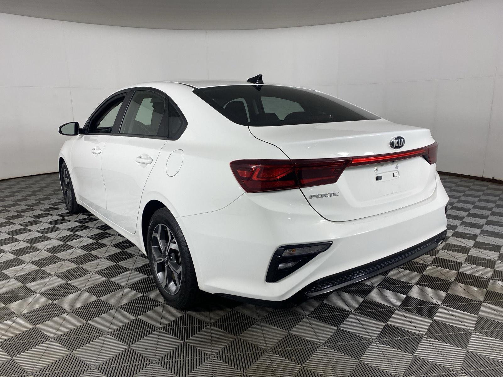 Used 2020 Clear White Kia LXS image 5