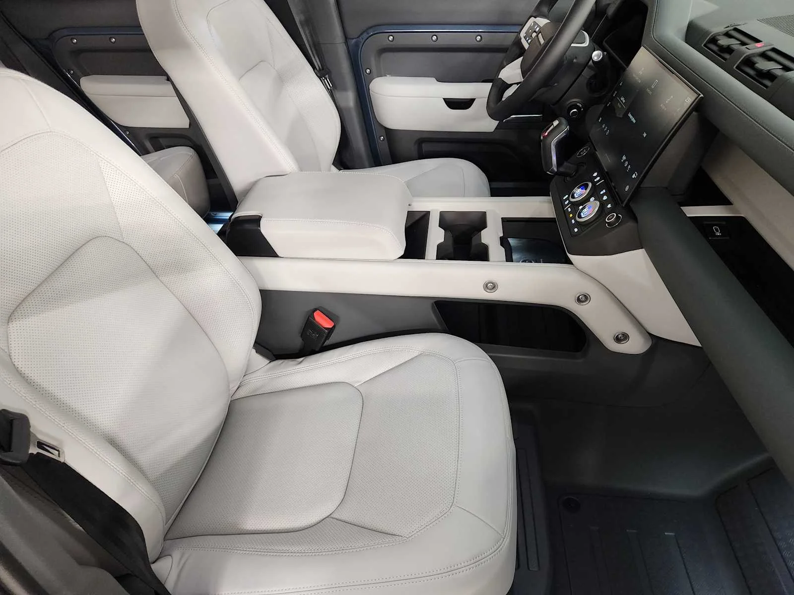 2026 Land Rover Defender X-Dynamic SE - Photo 5