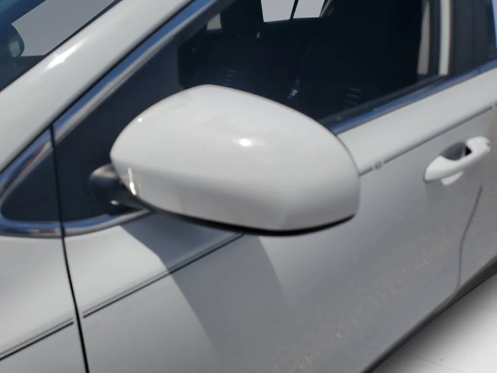 Used 2018 White Kia LX image 25