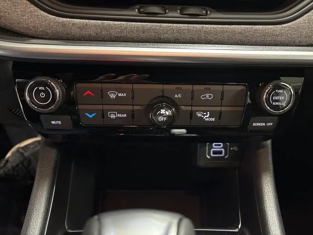 New 2026 Black Jeep Latitude image 21