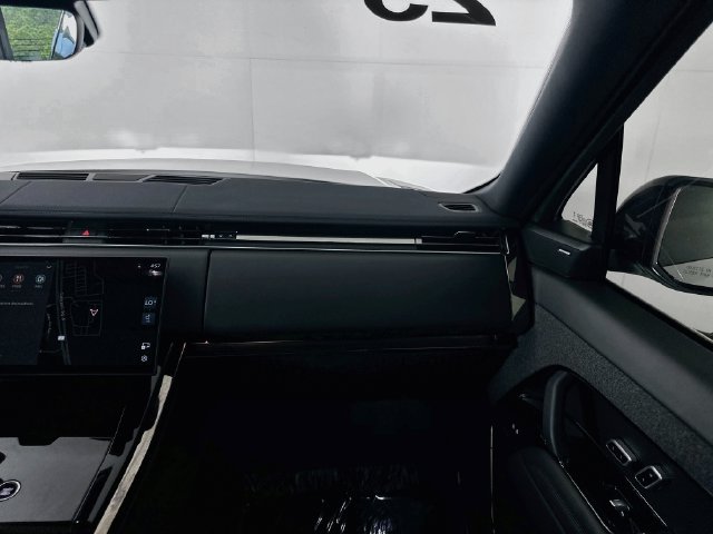 Used 2025  Land Rover SE image 23