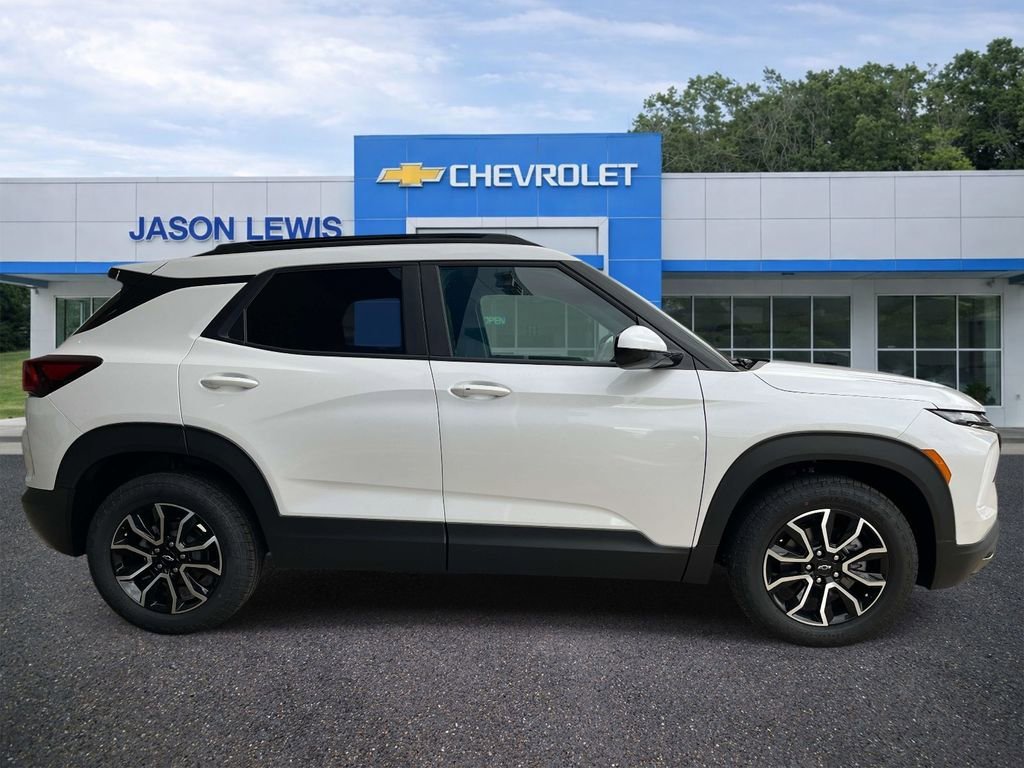 Used 2025 Iridescent Pearl Tricoat Chevrolet ACTIV image 2