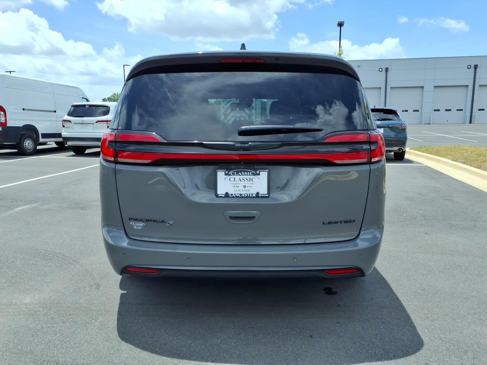Used 2025 Ceramic Gray Clearcoat Chrysler Limited image 16