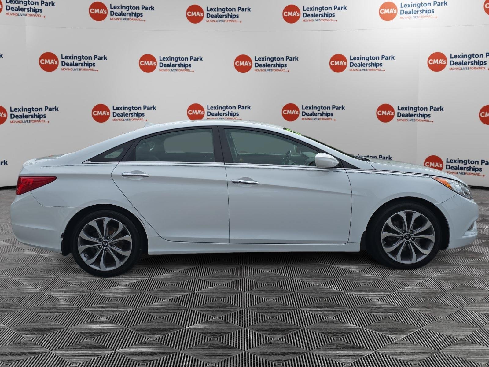Used 2013 Shimmering White Hyundai SE image 8