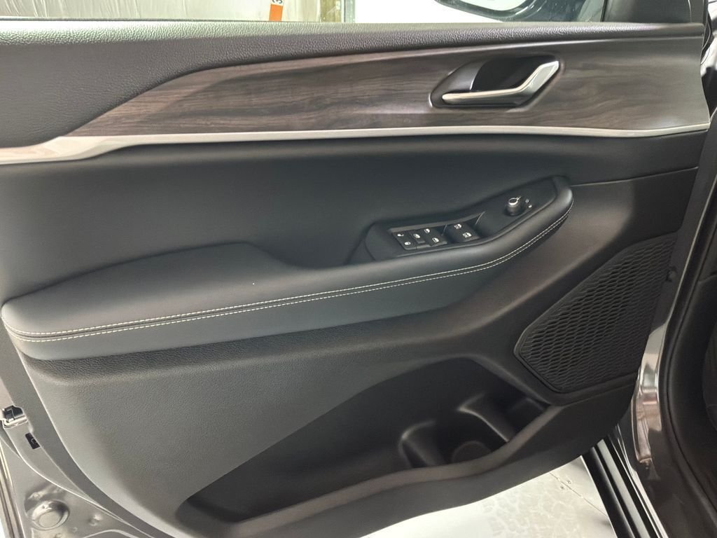 New 2026 Baltic Gray Metallic Clearcoat Jeep Altitude image 10
