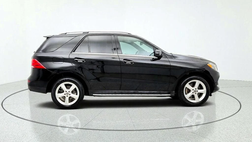 Used 2019 Black Mercedes-Benz GLE 400 4MATIC® SUV w/ Premium 1 & Parking Assist Pkgs image 4