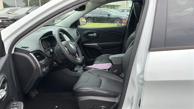 Certified Used 2022 White Jeep Latitude Lux image 10