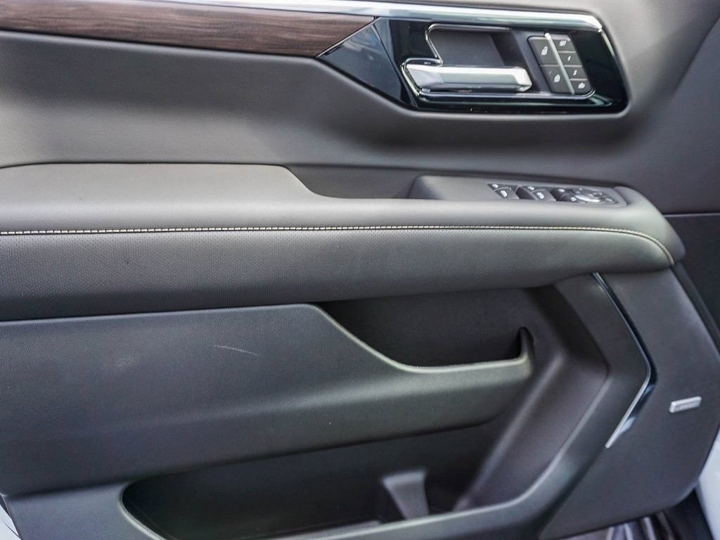 2026 Chevrolet Suburban Premier - Photo 18