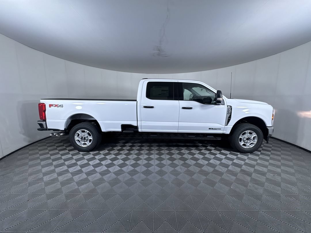 New 2026 Oxford White Ford XLT image 9