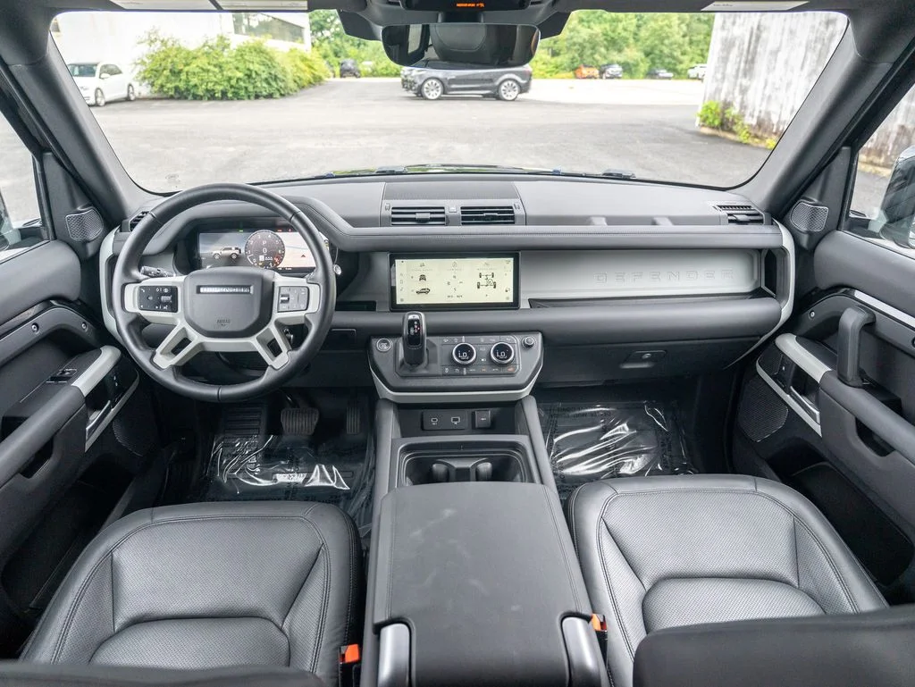 Used 2024  Land Rover S image 18