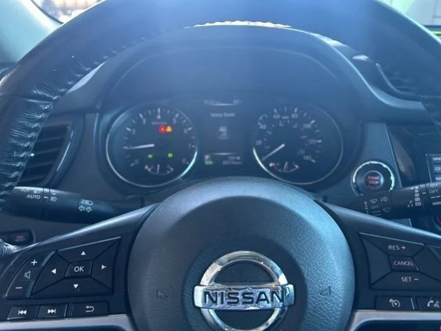 Used 2017 Caspian Blue Nissan SL image 7