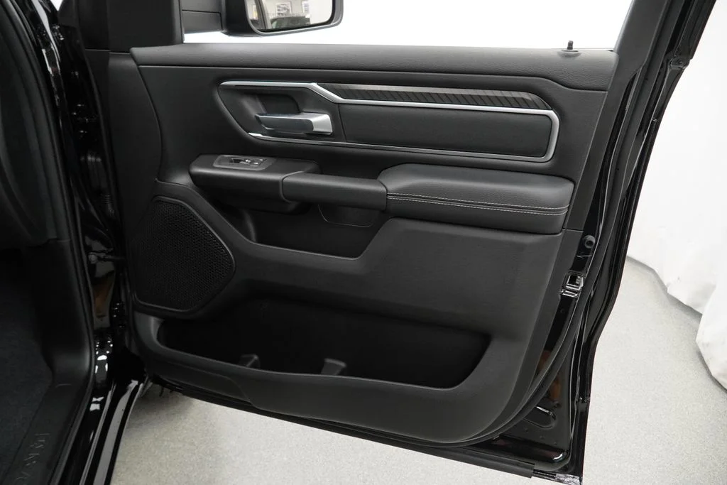 New 2026 Diamond Black Crystal Pearl-Coat Exterior Paint RAM Big Horn/Lone Star image 31