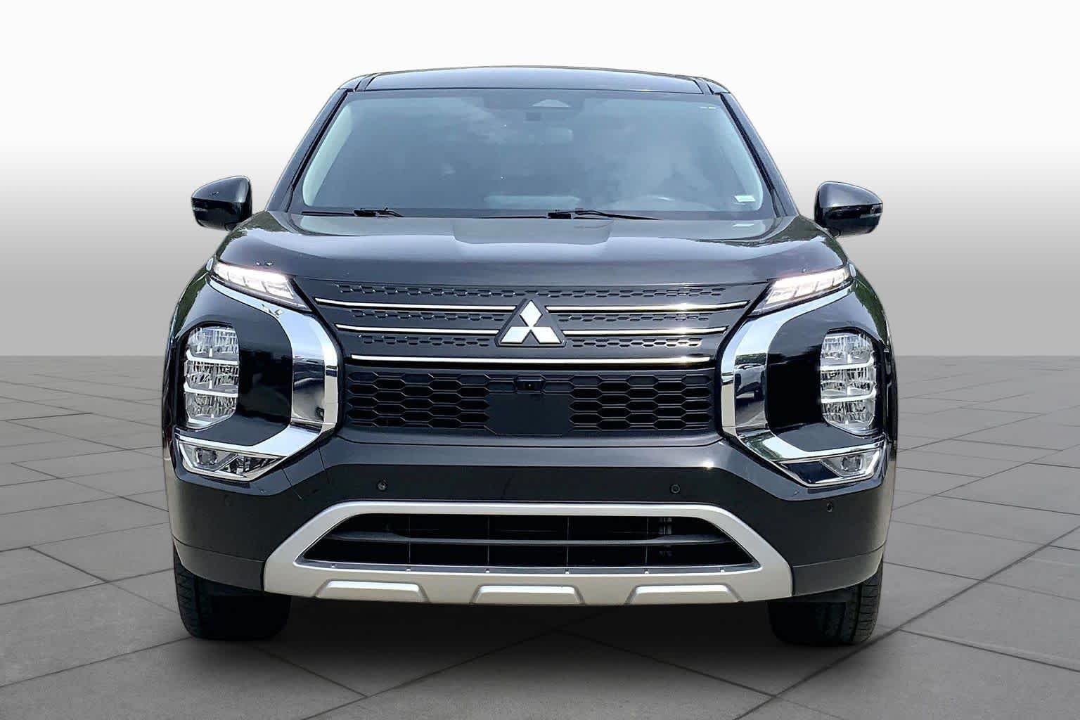 Used 2024 Black Diamond Mitsubishi SE image 4