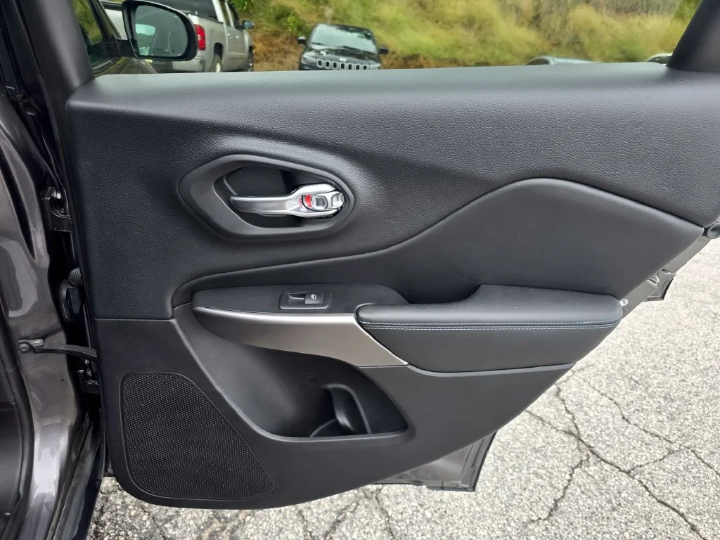 Used 2019 Gray Jeep Latitude Plus image 46