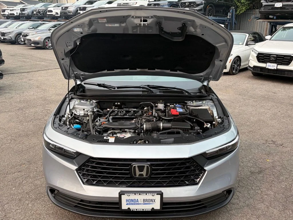 Certified Used 2025 Solar Silver Metallic Honda SE image 17