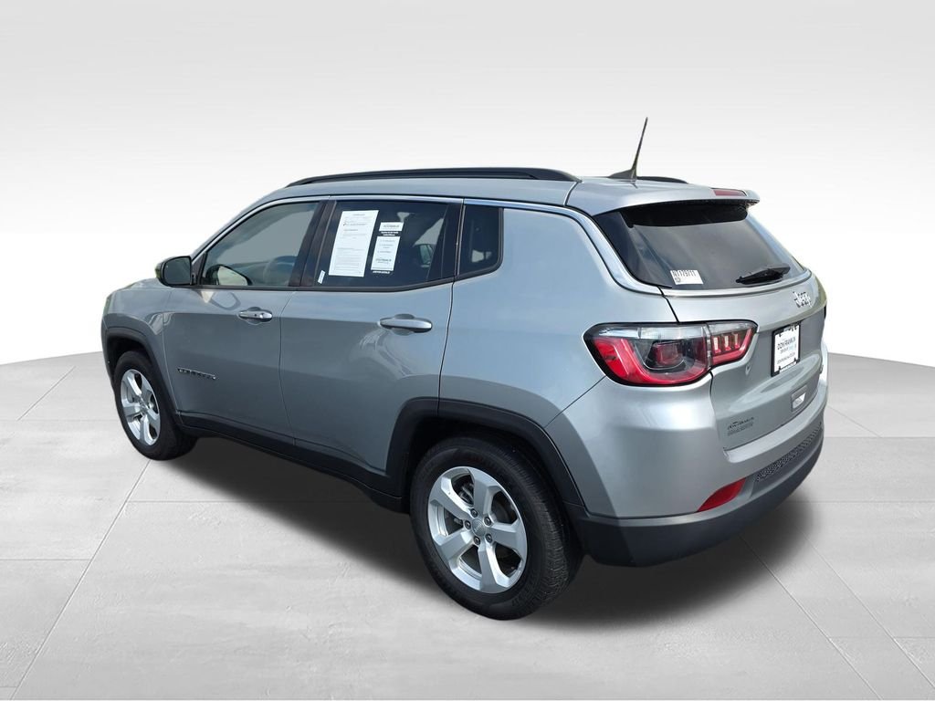 Used 2022 Silver Jeep Latitude image 4