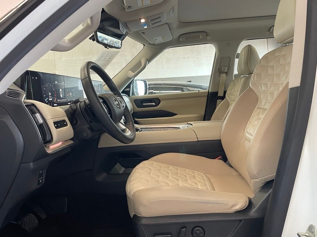 Used 2025 White Nissan Platinum image 10