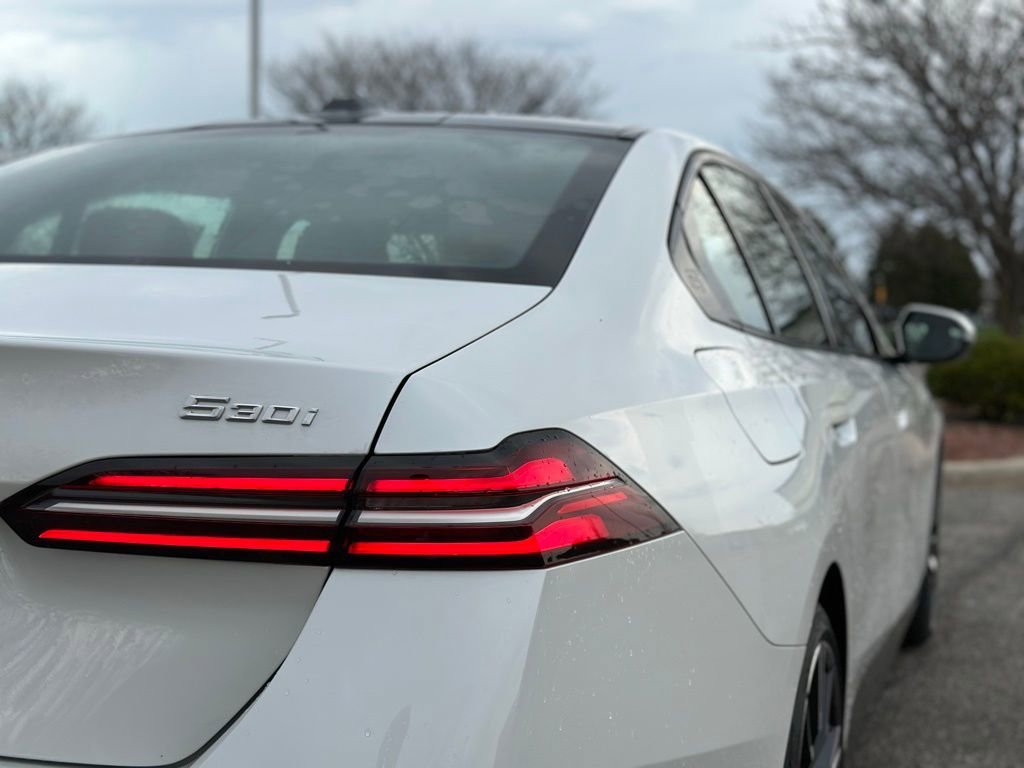 New 2026 Mineral White Metallic BMW 530i xDrive image 12