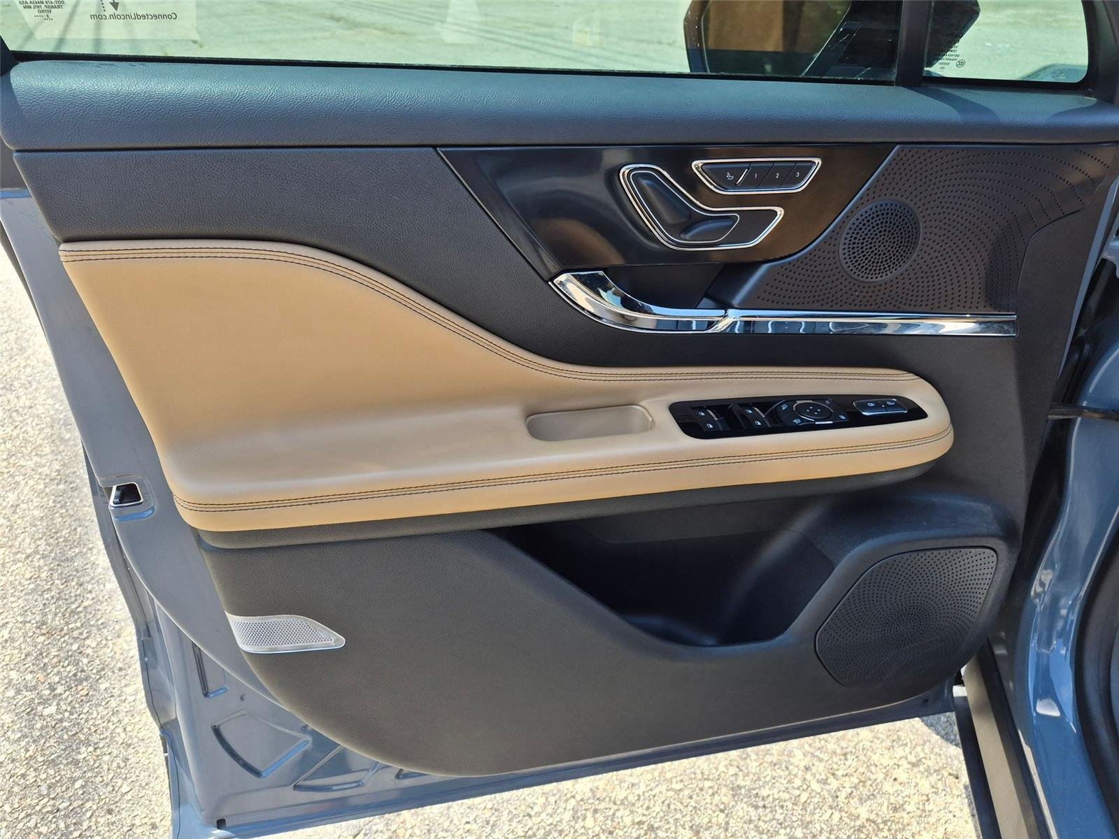Used 2023 Whisper Blue Metallic Clearcoat Lincoln Reserve image 11