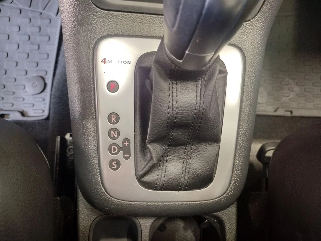 Used 2014 White Volkswagen SE image 24