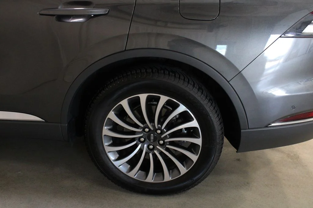 Used 2020 Gray Lincoln Reserve image 30
