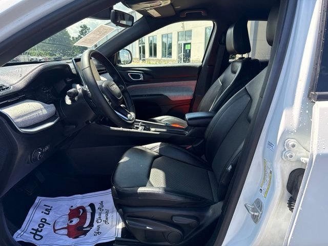 Used 2024 White Jeep Latitude image 16