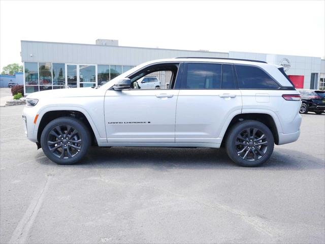 New 2026 Silver Zynith Exterior Paint Jeep Limited image 4