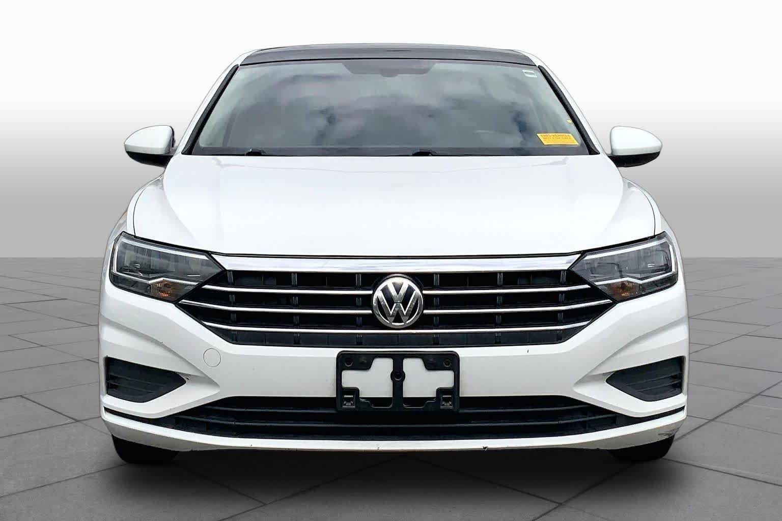 Used 2019 Pure White Volkswagen SE image 3