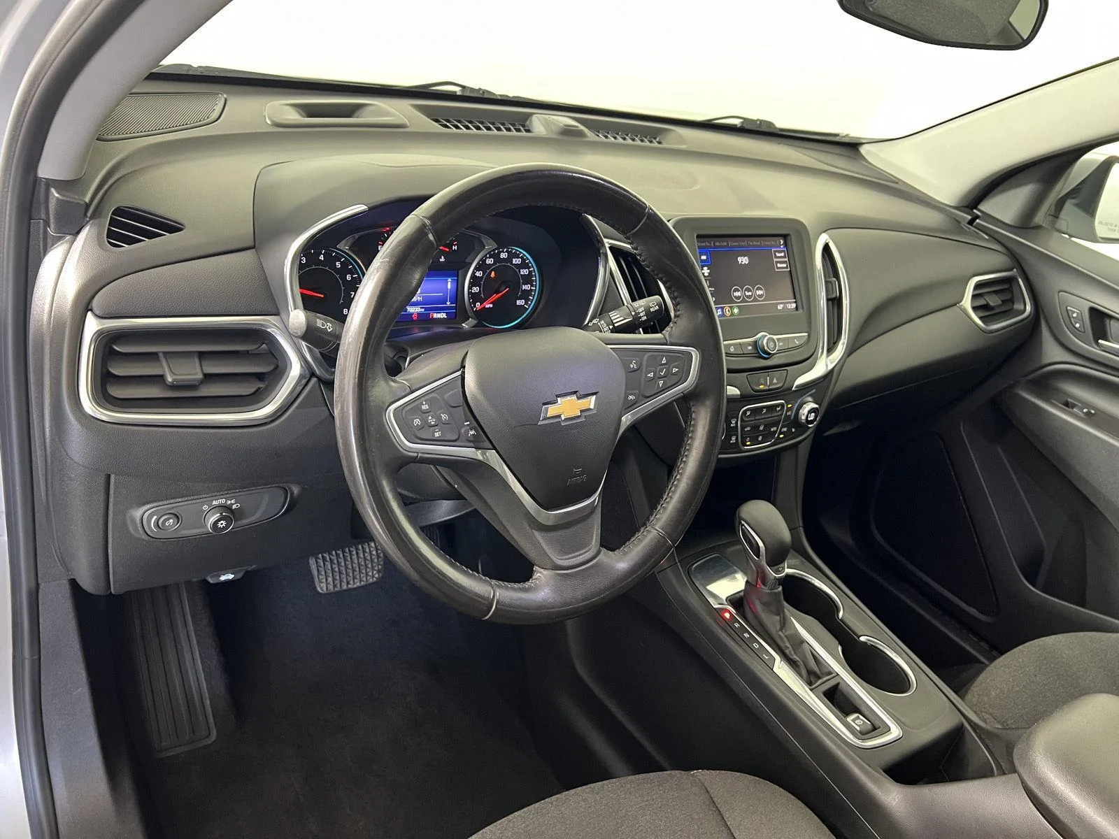 Used 2022 Silver Ice Metallic Chevrolet LT image 5