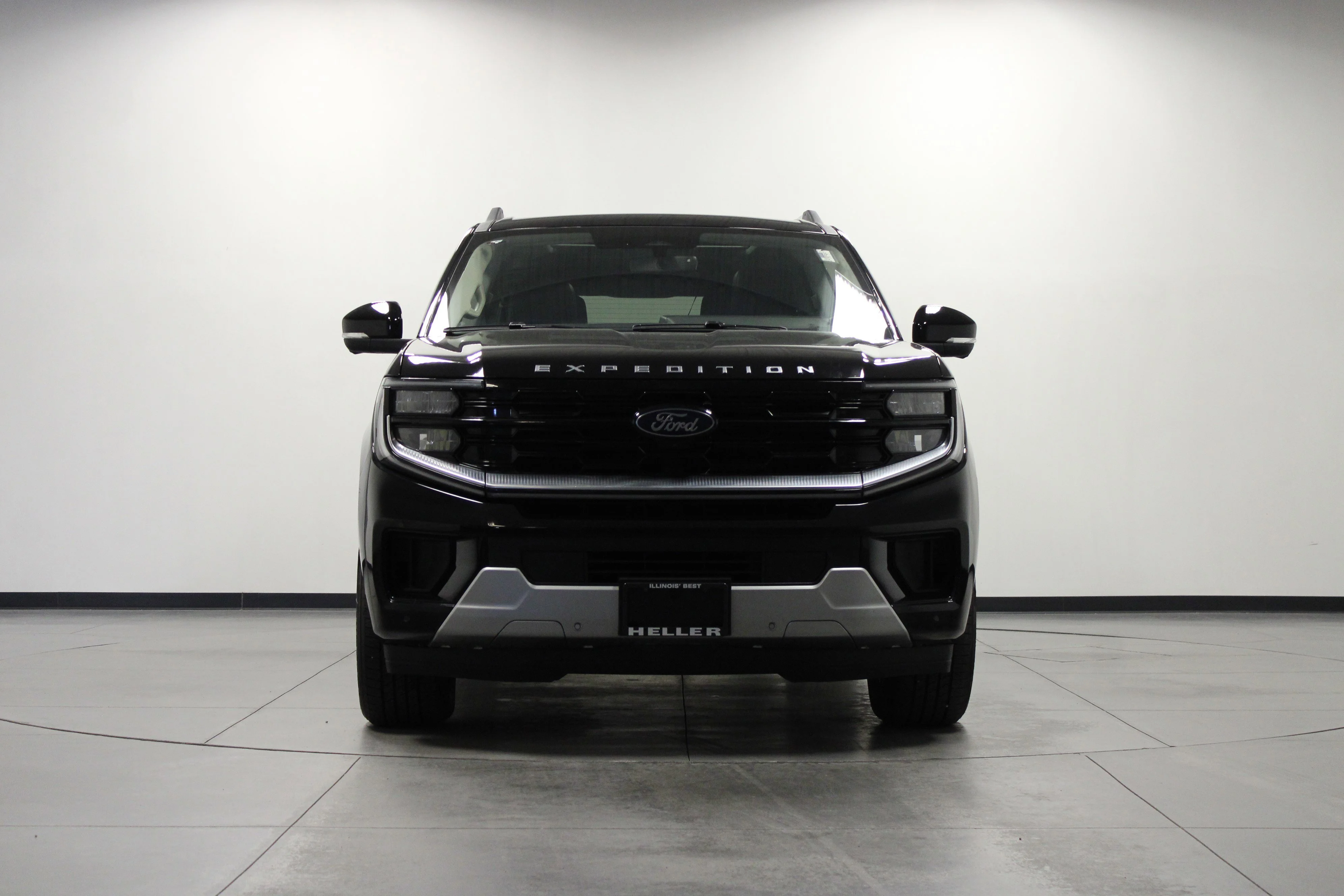 Used 2025 Black Metallic Ford Platinum image 9