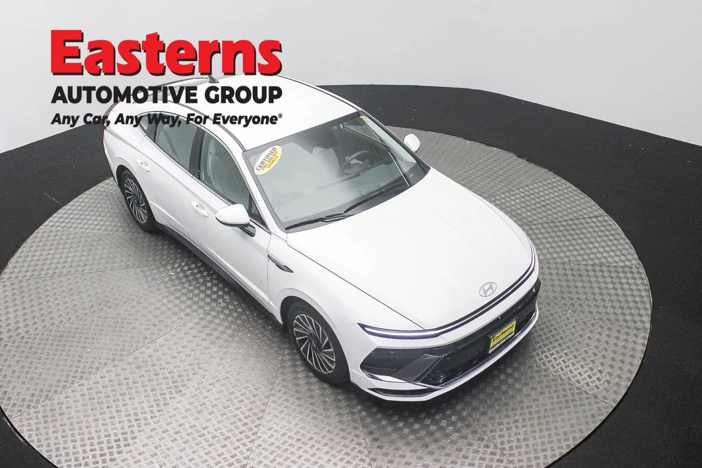 Used 2025 White Hyundai SEL image 3