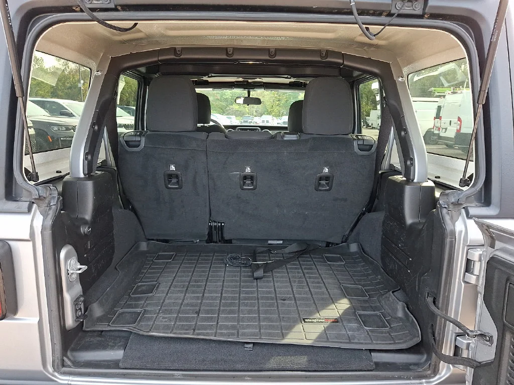 Used 2019 Silver Jeep Unlimited Sport S image 31