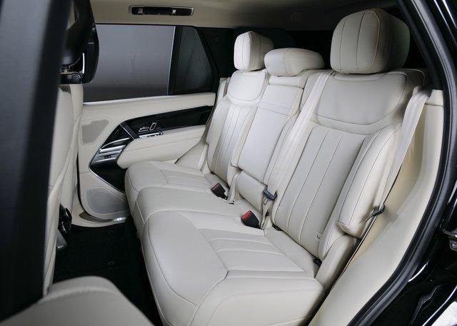 New 2026 Santorini Black Land Rover SE image 5