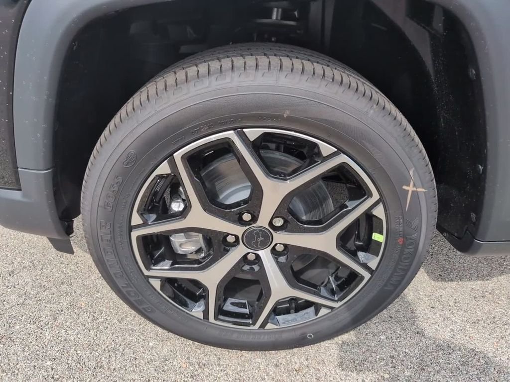 New 2026 Diamond Black Crystal Pearl-Coat Exterior Paint Jeep Limited image 11