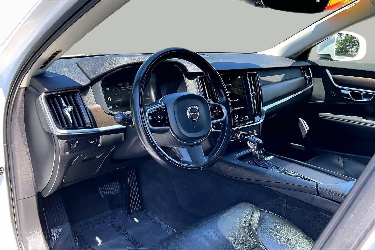 Used 2020 Crystal White Pearl Metallic Volvo  image 18