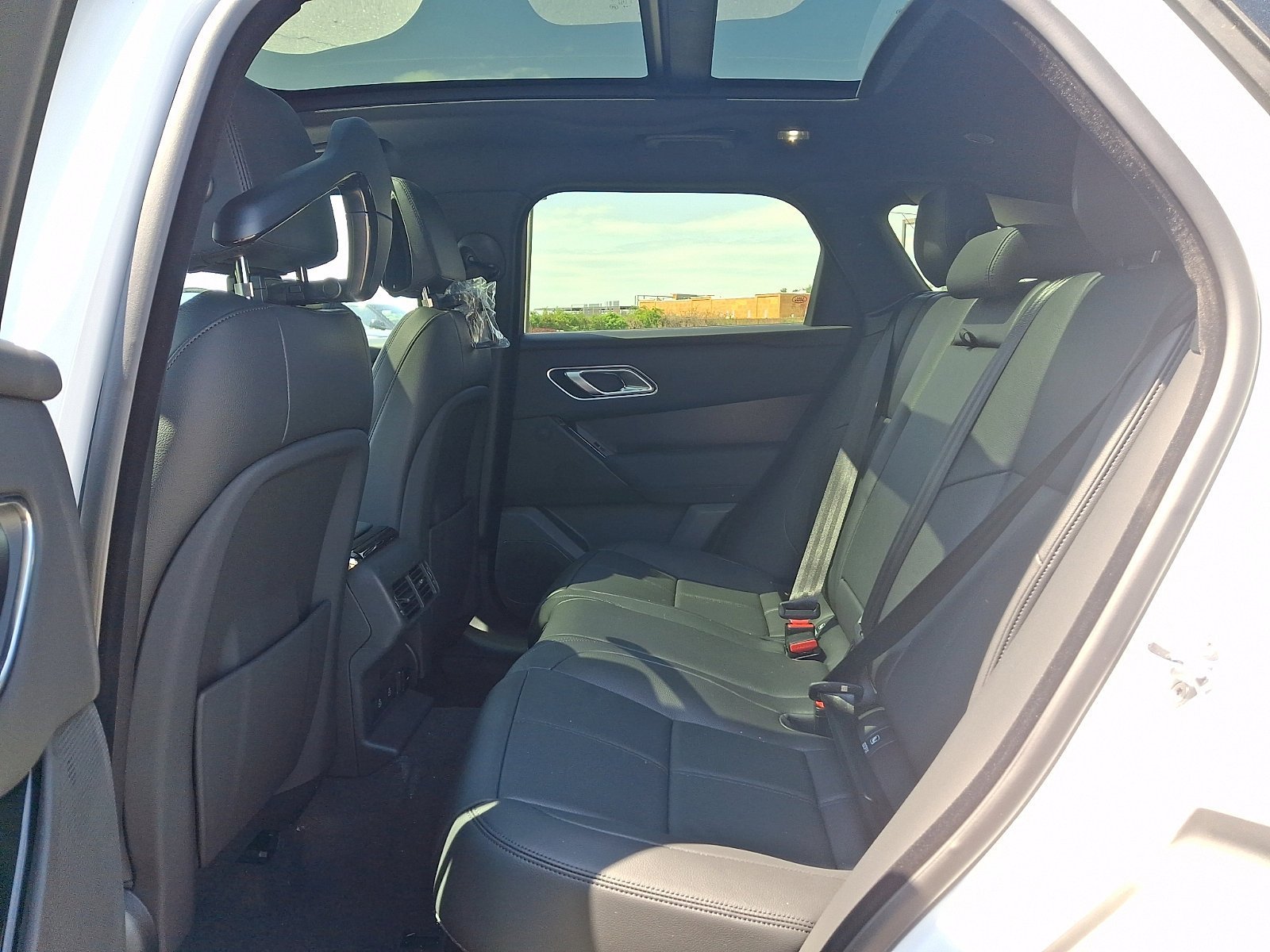 New 2026 Fuji White LAND ROVER Dynamic SE image 7