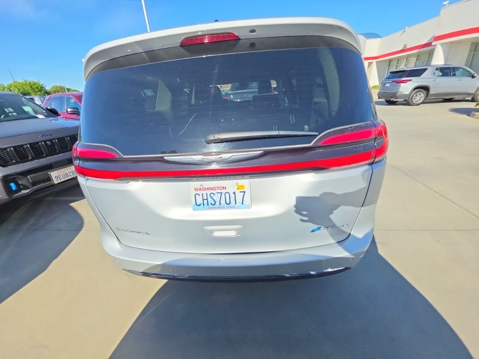 2023 Chrysler Pacifica Hybrid Touring L photo 2
