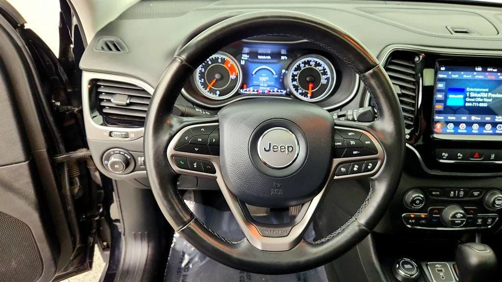 Used 2021 Diamond Black Crystal Pearlcoat Jeep Limited 4x4 w/ Leather image 13
