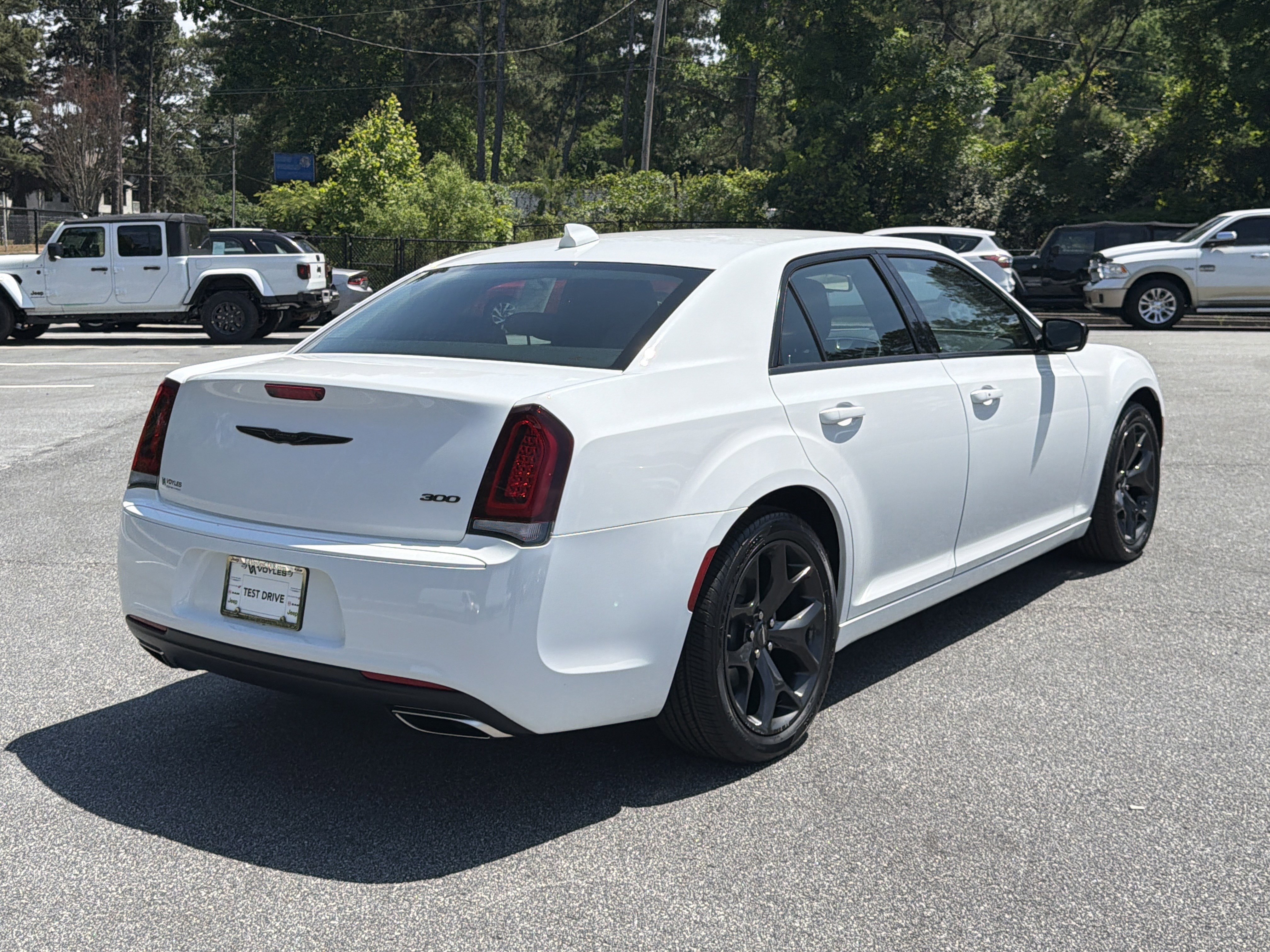 Used 2022 Bright White Clearcoat Chrysler Touring image 16