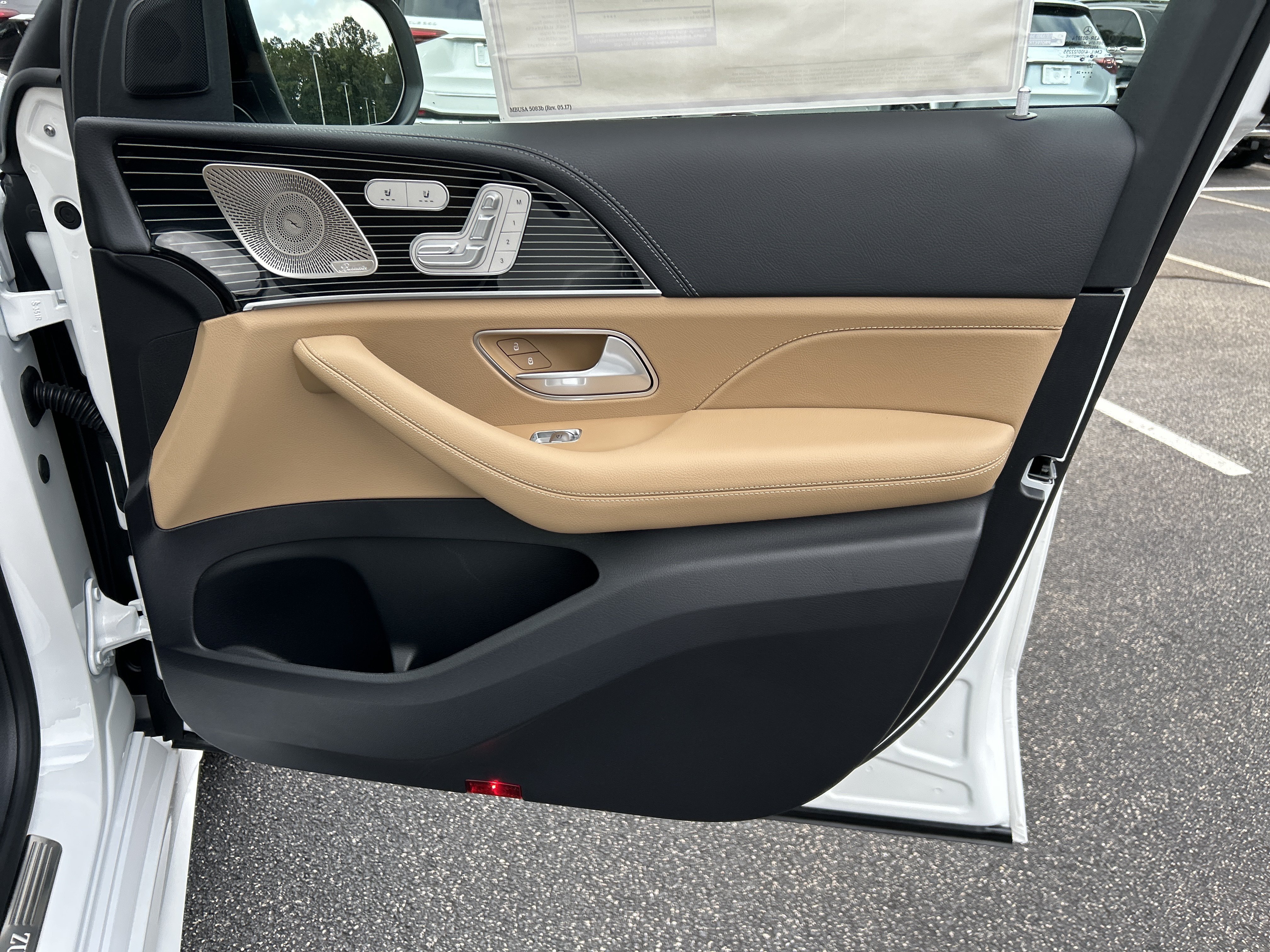 New 2026 MANUFAKTUR Moonlight White Metallic Mercedes-Benz GLE 450 4MATIC® SUV image 41