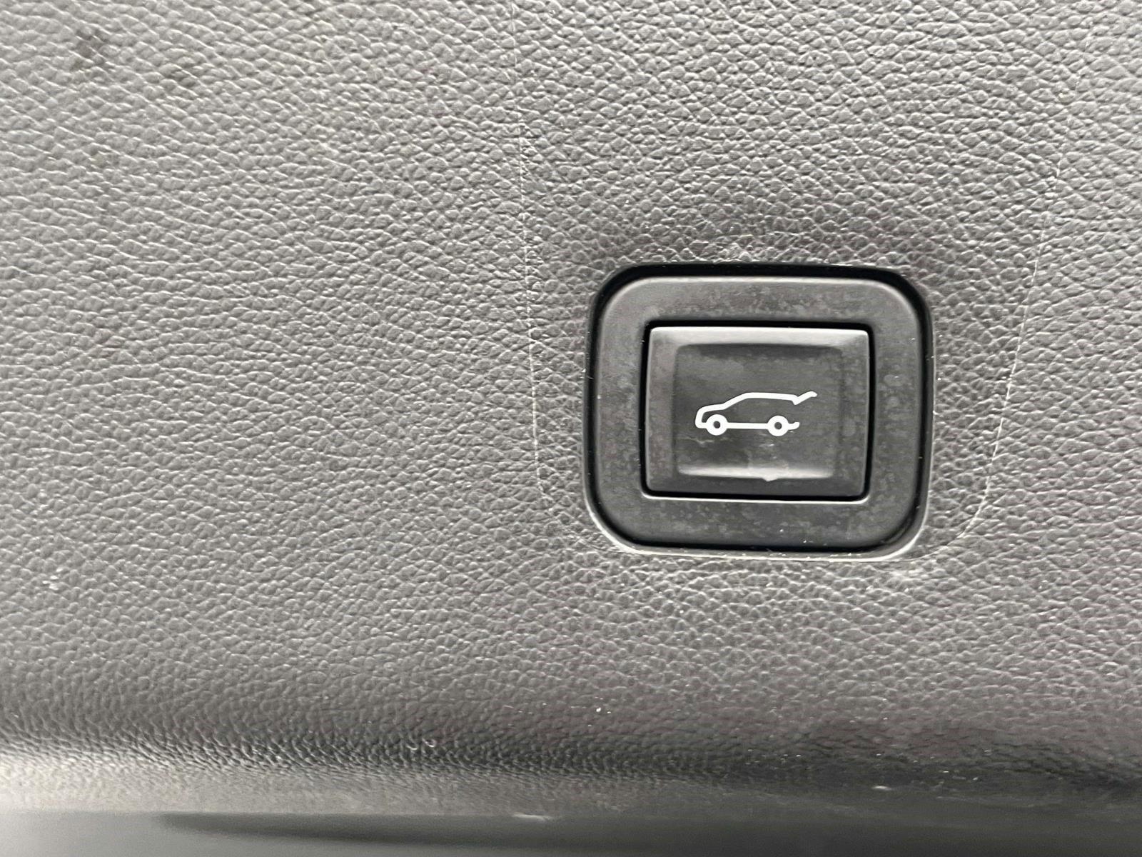 Used 2019 Summit White Chevrolet LT Cloth image 9